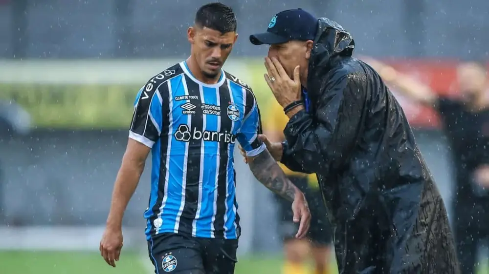 Grêmio garante vaga na final do Gauchão, mas expulsão de Mayk gera polêmica