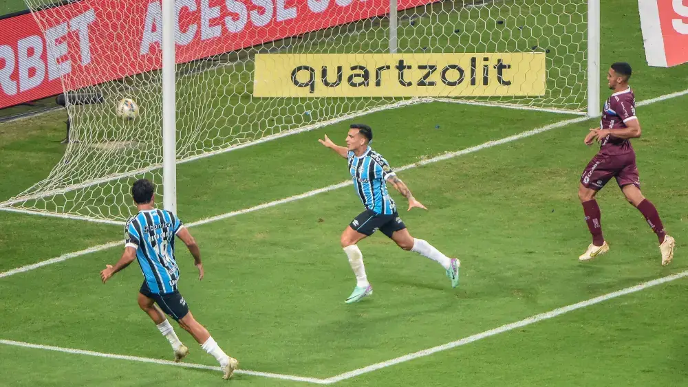Grêmio avança à final do Campeonato Gaúcho após vitória sobre Caxias